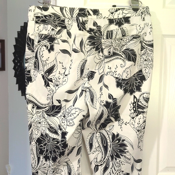 Chico's Sateen Palm Springs Floral Platinum Crop Pants Size 3 or 16 - Picture 6 of 9